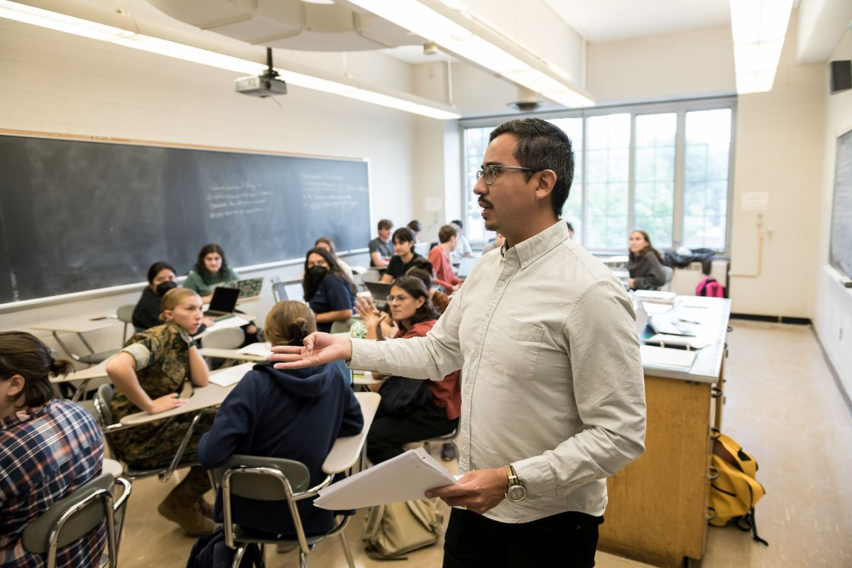 Pablo Sierra, associate professor, 历史系和2022年戈尔根本科教学卓越奖获得者在鲍什领导“殖民拉丁美洲”班 & Lomb Hall.